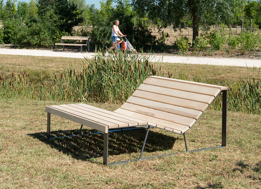 Grande chaise longue ATLANTIQUE BOIS conçu et fabriqué par Aréa mobilier urbain