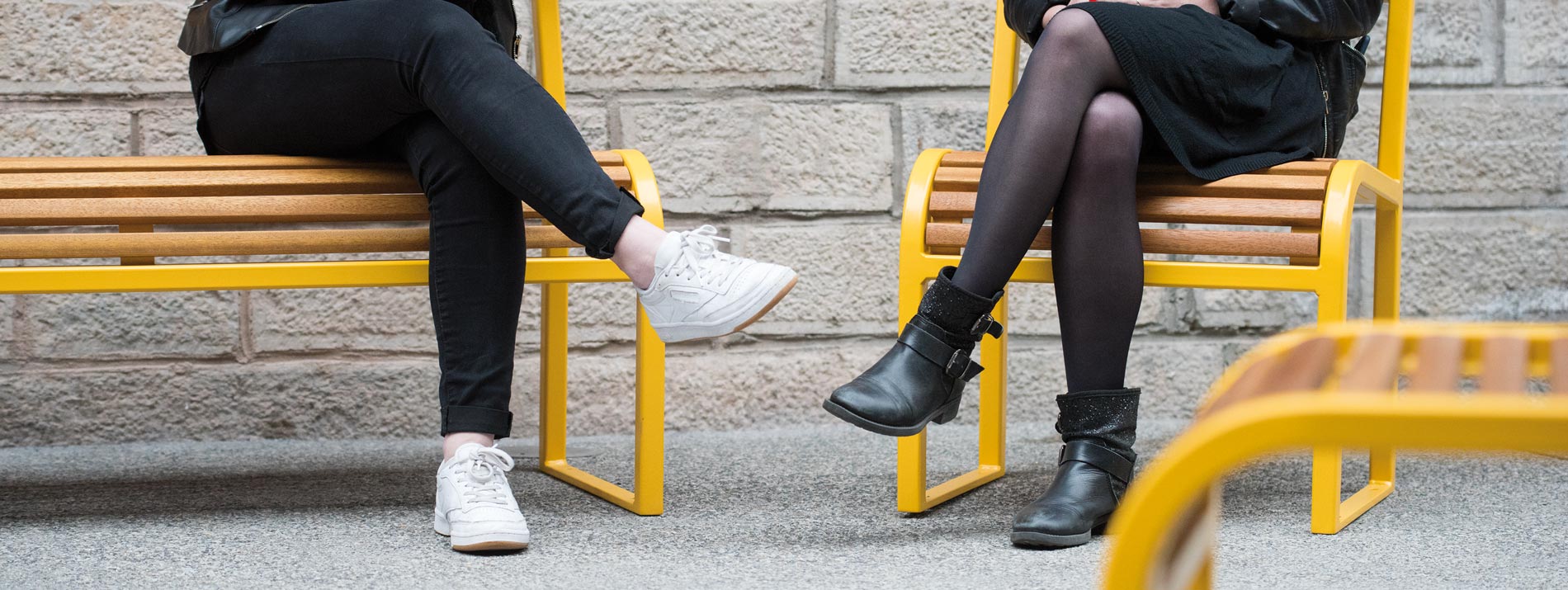 Banc, banquette et comptoir des gammes Antibes et Nice en acier et bois conçus et fabriqués par area mobilier urbain