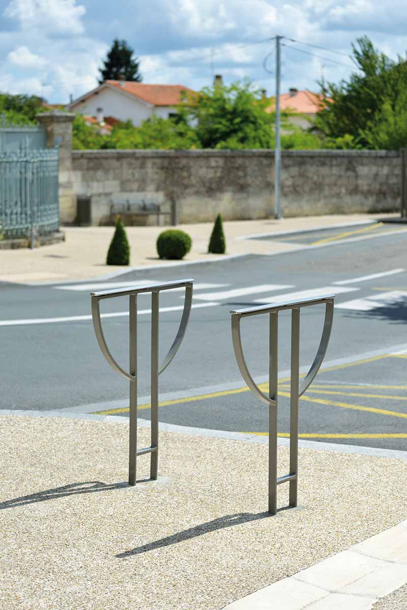 Appui vélos ACROPOLE conçu et fabriqué par Aréa mobilier urbain