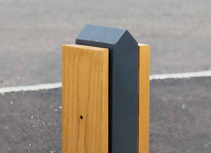 Borne NEVADA BOIS conçu et fabriqué par Aréa mobilier urbain