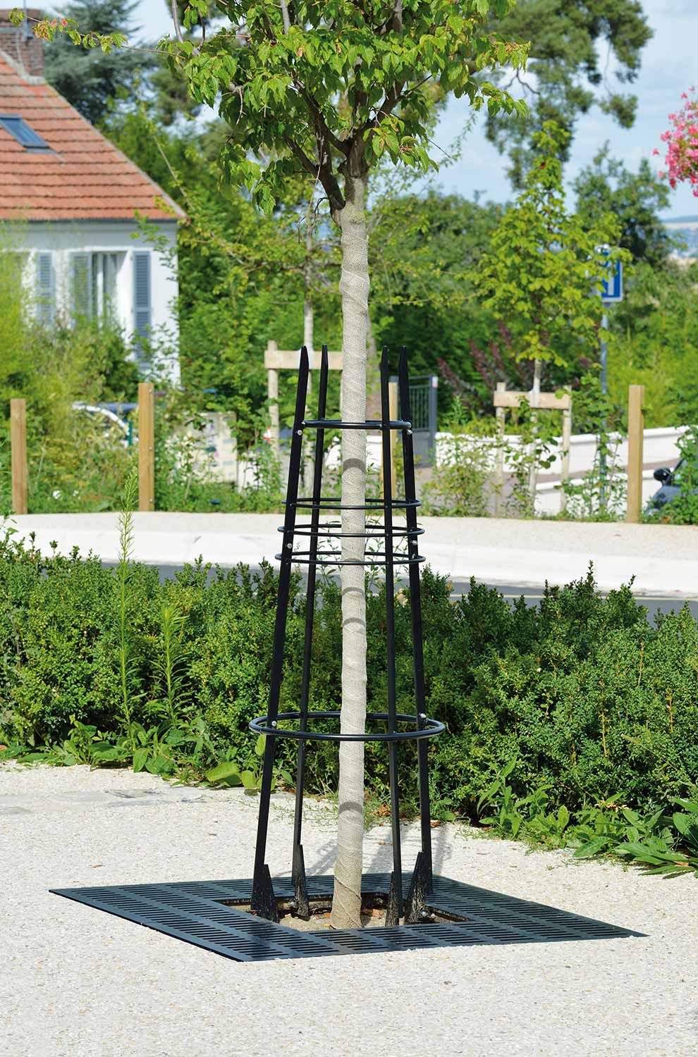 Grille d'arbre BRISTOL conçu et fabriqué par Aréa mobilier urbain