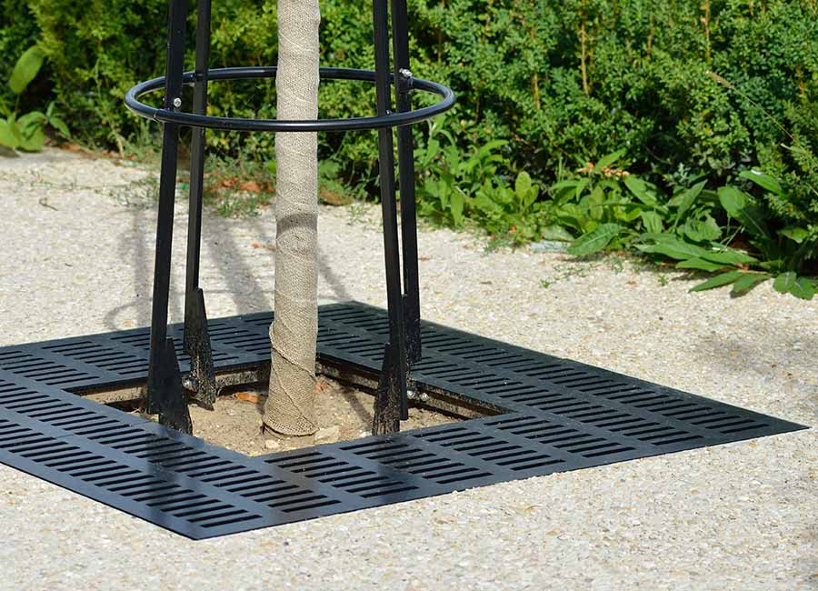 Grille d'arbre BRISTOL conçu et fabriqué par Aréa mobilier urbain