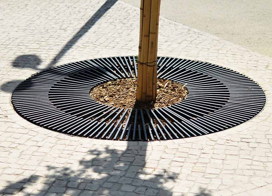 Grille d'arbre OXFORD conçu et fabriqué par Aréa mobilier urbain