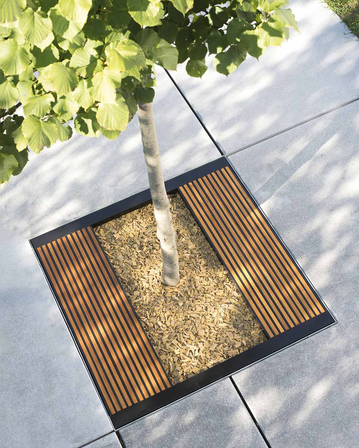 Grille d'arbre STANFORD conçu et fabriqué par Aréa mobilier urbain