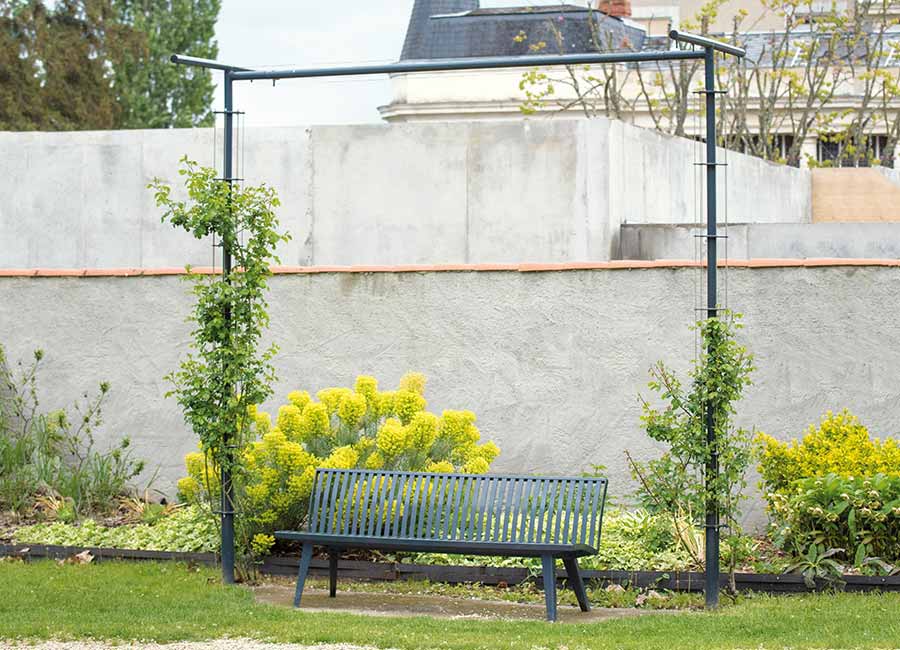 Portique pour plantes grimpantes BABYLONE conçu et fabriqué par Aréa mobilier urbain