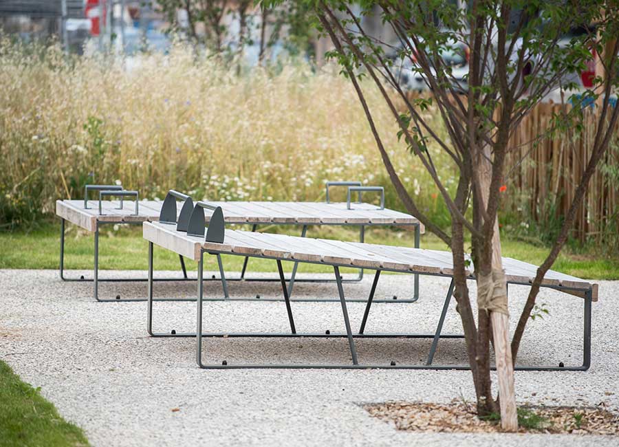 Banc double à pectoraux OXYGENE conçu et fabriqué par Aréa mobilier urbain