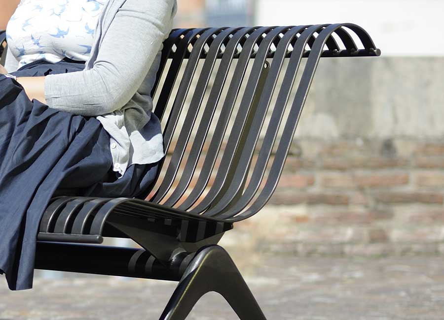 Banc LISBONNE conçu et fabriqué par Aréa mobilier urbain