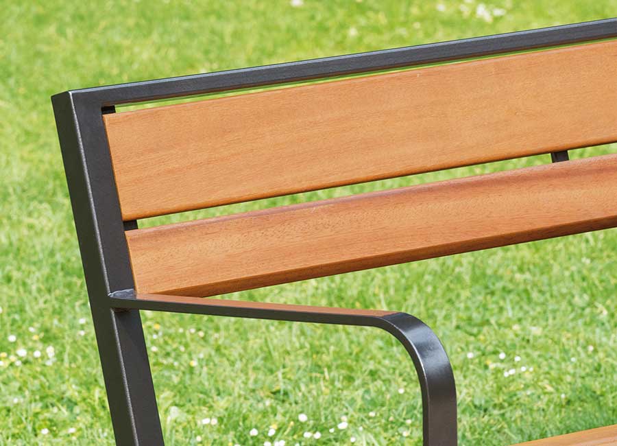 Banc PRAGUE en lame de bois de 110 millimètre conçu et fabriqué par Aréa mobilier urbain