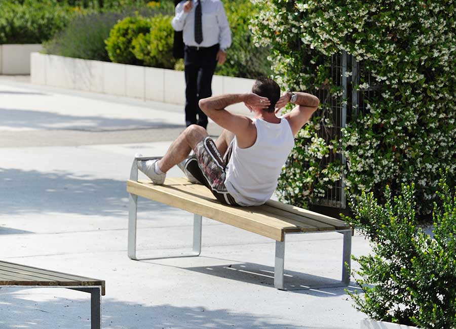 Banc simple à abdominaux OXYGENE conçu et fabriqué par Aréa mobilier urbain