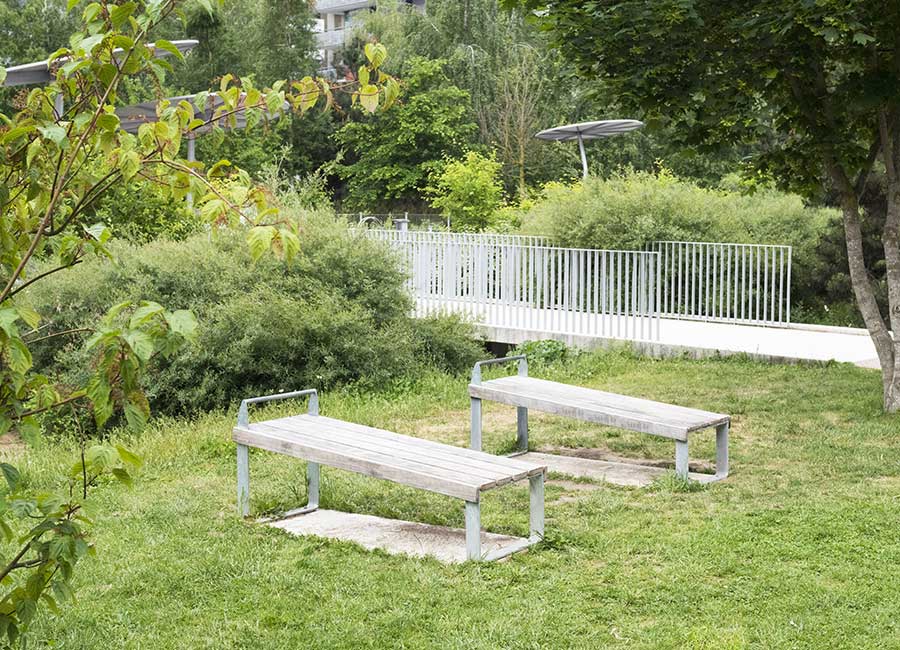 Banc simple à abdominaux OXYGENE conçu et fabriqué par Aréa mobilier urbain