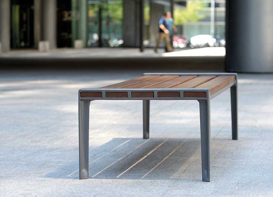 Banc simple ATHENES BOIS conçu et fabriqué par Aréa mobilier urbain