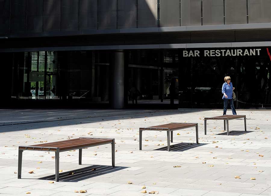 Banc simple ATHENES BOIS conçu et fabriqué par Aréa mobilier urbain