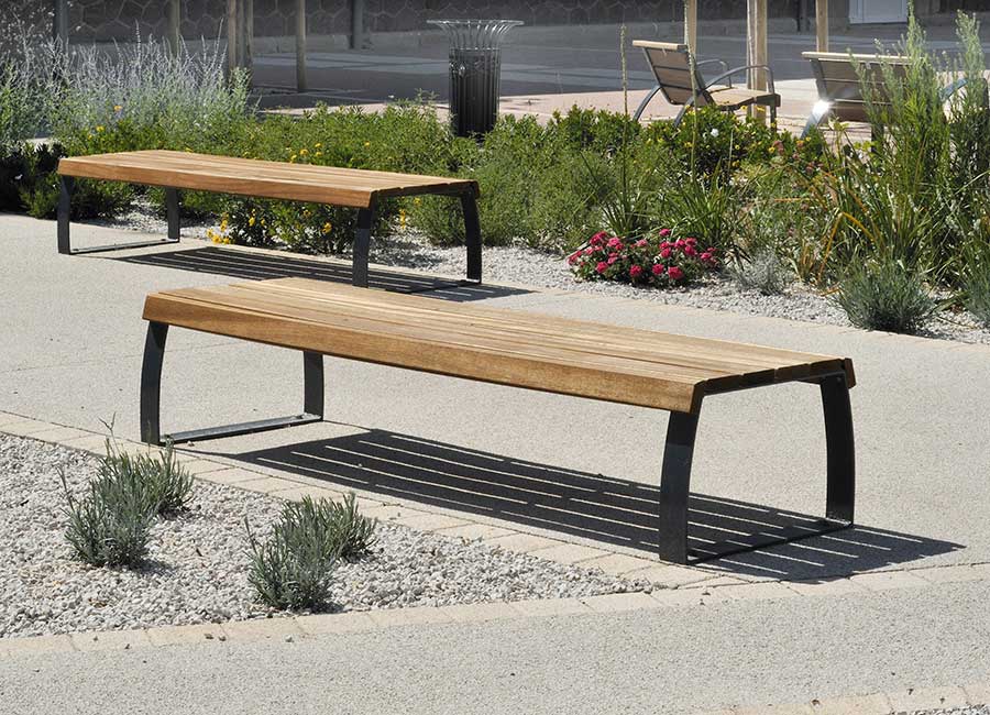 Banc simple BERNE BOIS conçu et fabriqué par Aréa mobilier urbain