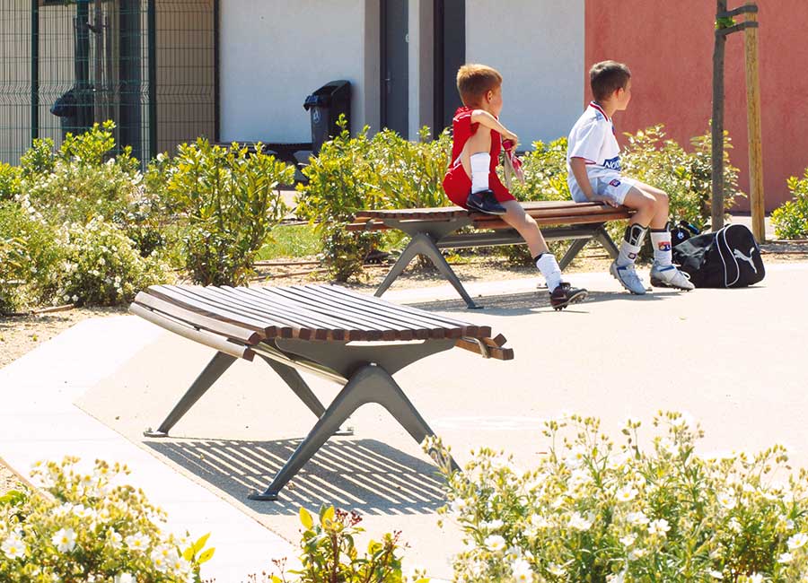 Banc simple NAPLES BOIS conçu et fabriqué par Aréa mobilier urbain