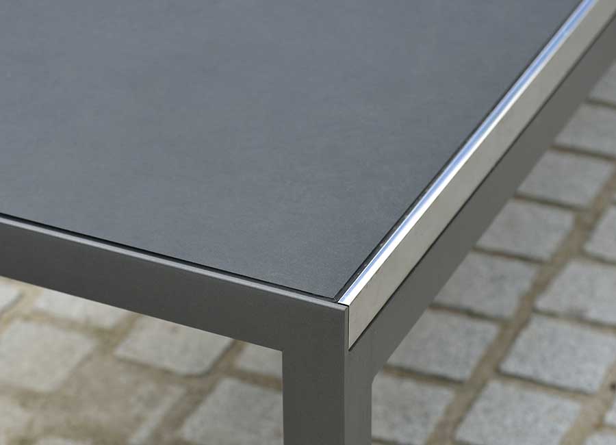 Banc simple SIENNE conçu et fabriqué par Aréa mobilier urbain