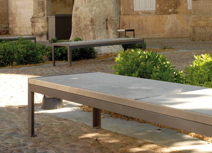 Banc simple SIENNE conçu et fabriqué par Aréa mobilier urbain