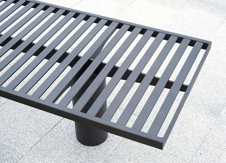 Banc simple TORONTO conçu et fabriqué par Aréa mobilier urbain