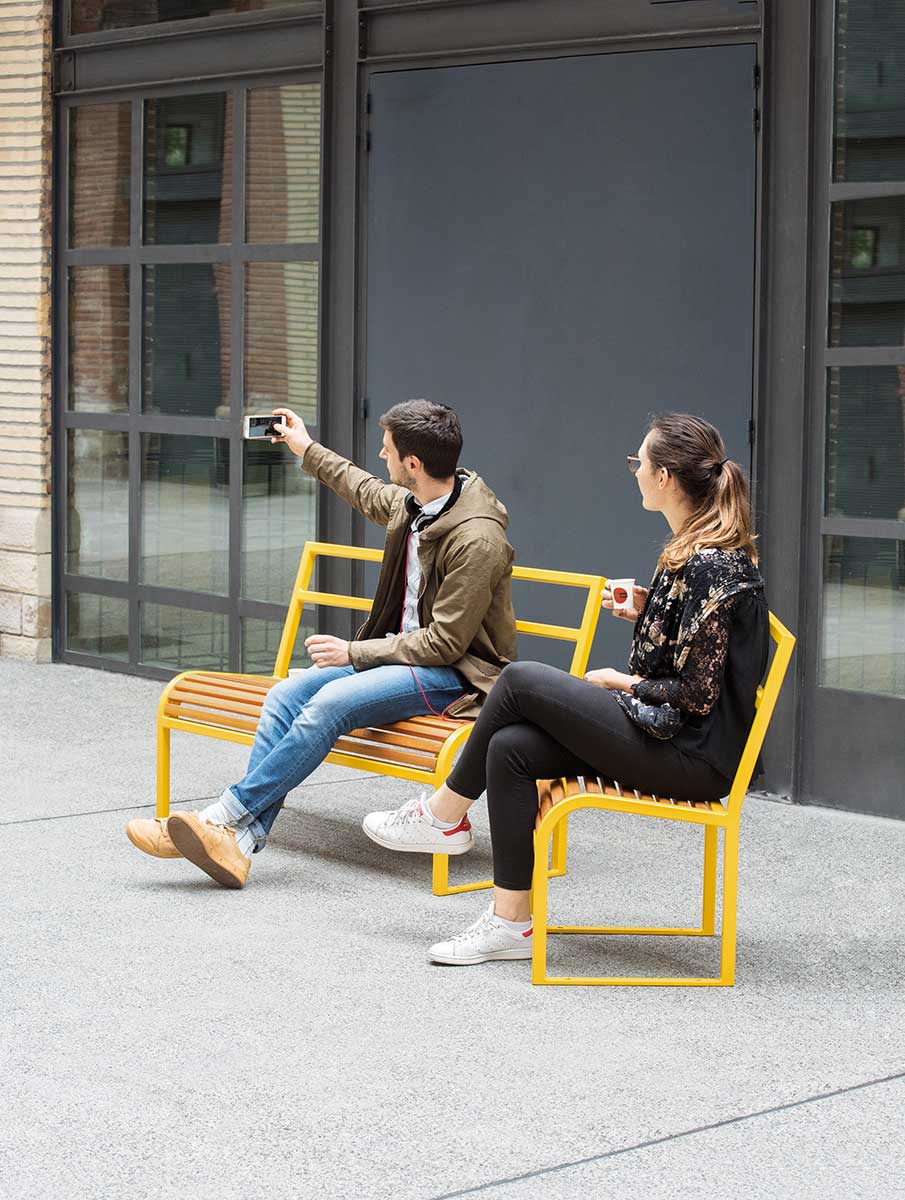 Chaise ANTIBES BOIS conçu et fabriqué par Aréa mobilier urbain