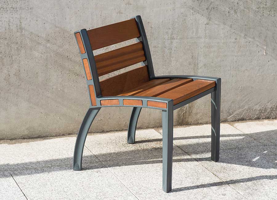 Chaise ATHENES BOIS conçu et fabriqué par Aréa mobilier urbain