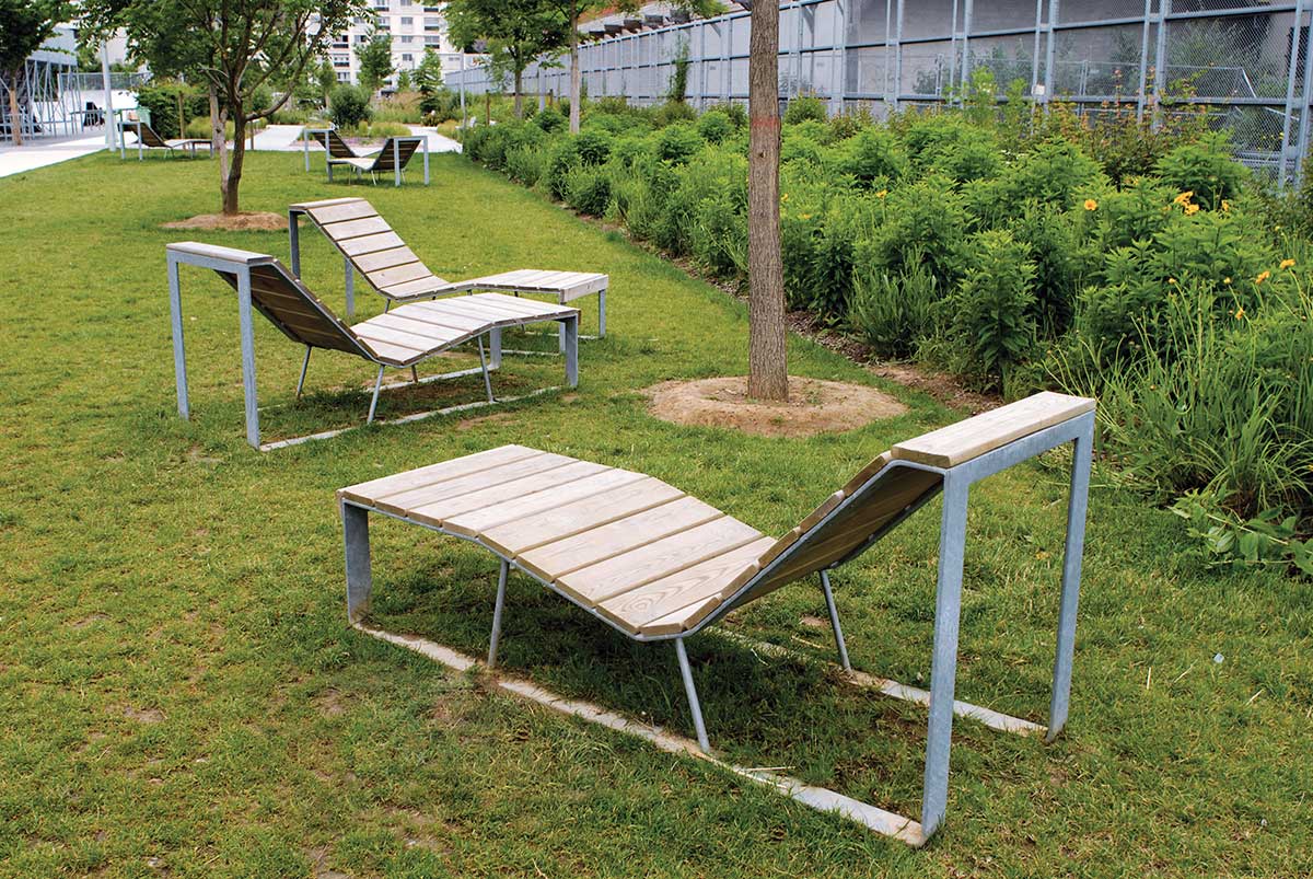 Chaise longue ATLANTIQUE BOIS conçu et fabriqué par Aréa mobilier urbain