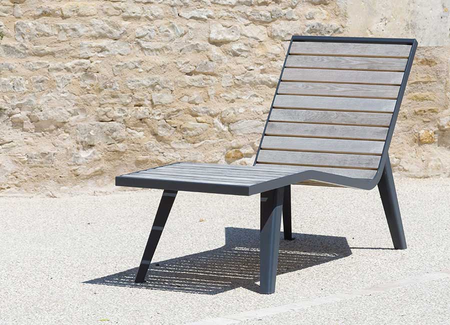 Chaise longue MICHIGAN BOIS conçu et fabriqué par Aréa mobilier urbain