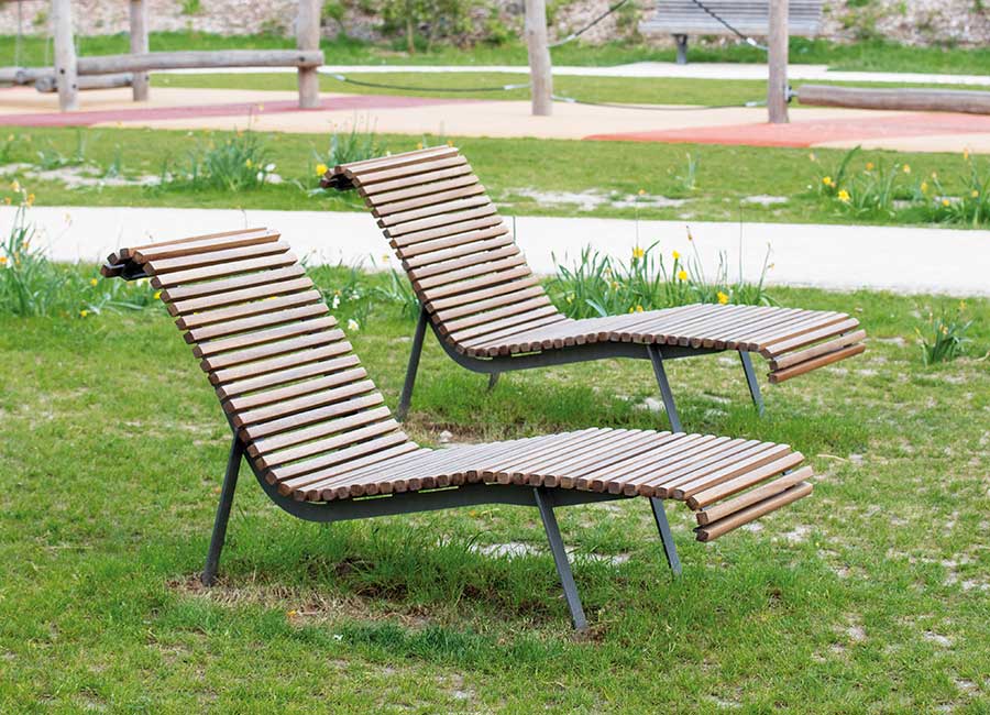 Chaise longue MILAN BOIS conçu et fabriqué par Aréa mobilier urbain