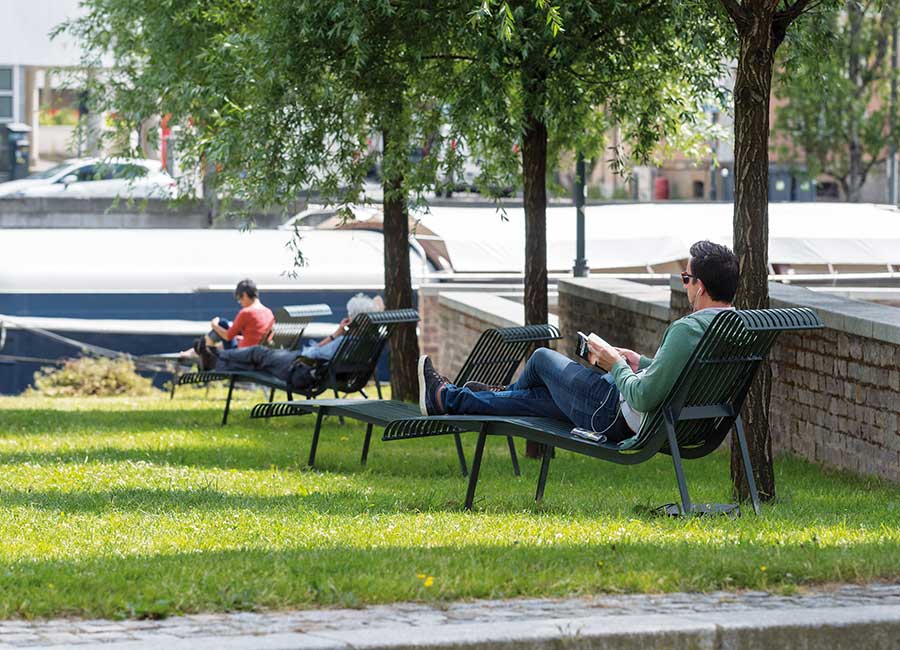 Chaise longue MIRAMAR conçu et fabriqué par Aréa mobilier urbain