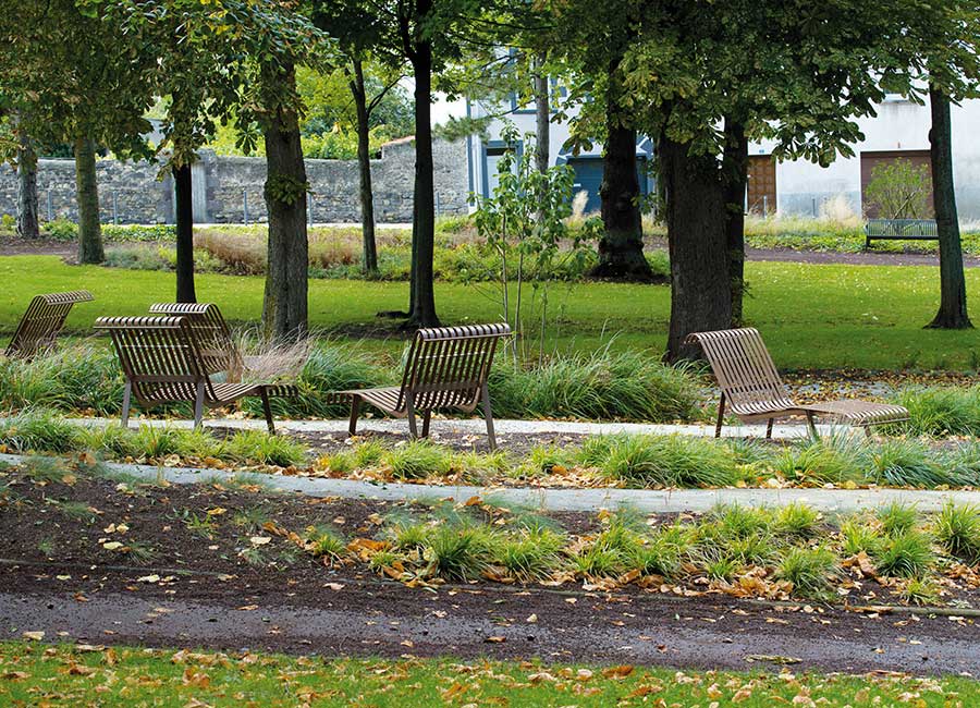 Chaise longue MIRAMAR conçu et fabriqué par Aréa mobilier urbain