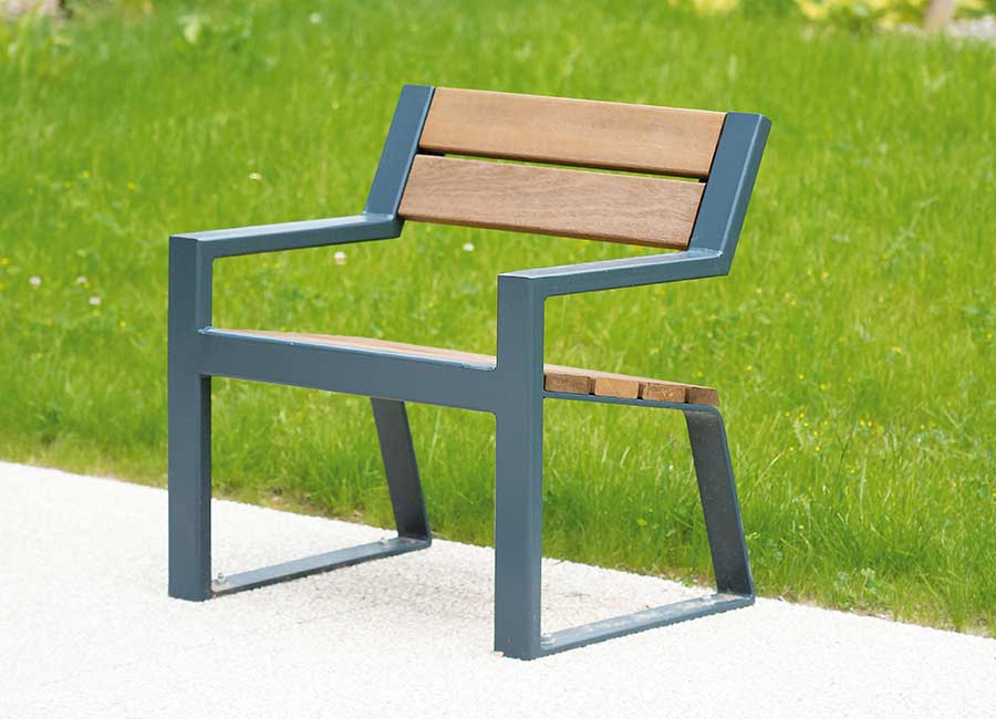 Fauteuil BERLIN BOIS conçu et fabriqué par Aréa mobilier urbain