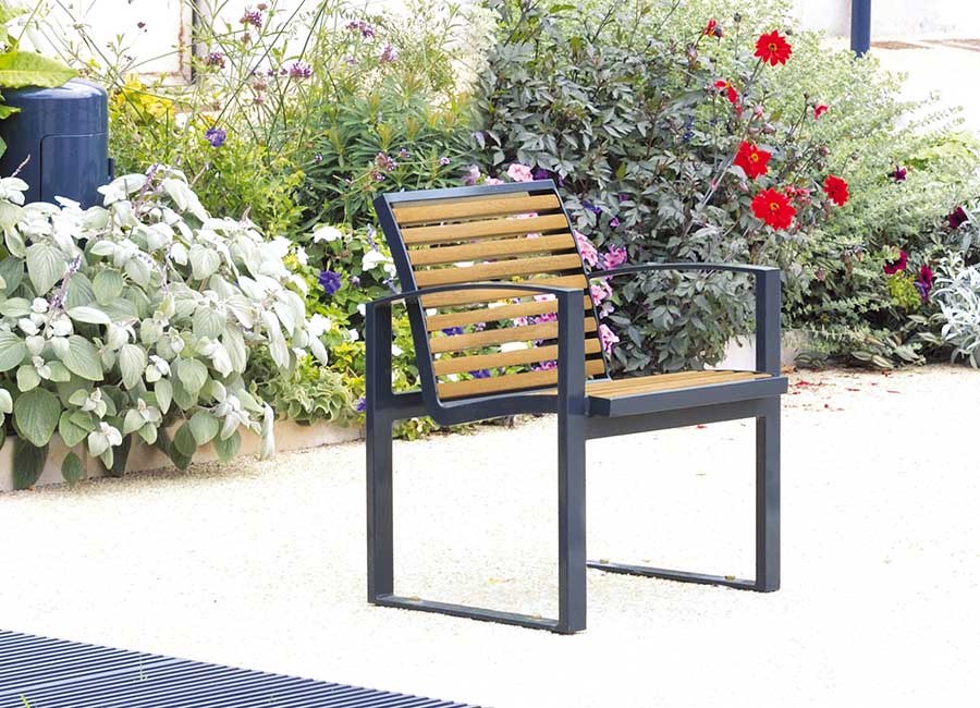 fauteuil NEWPORT BOIS conçu et fabriqué par Aréa mobilier urbain