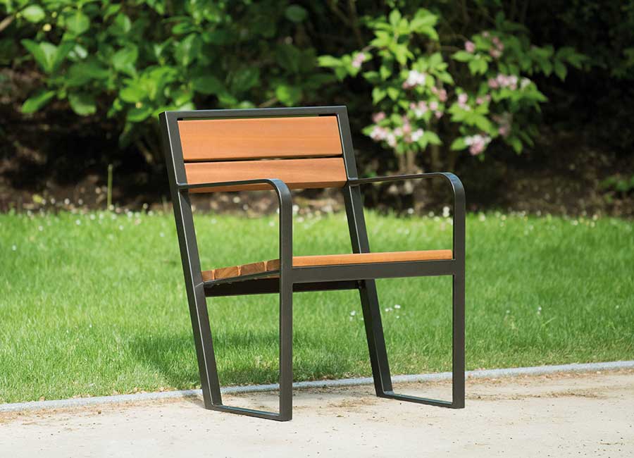 Fauteuil PRAGUE en lame de bois de 110 millimètre conçu et fabriqué par Aréa mobilier urbain