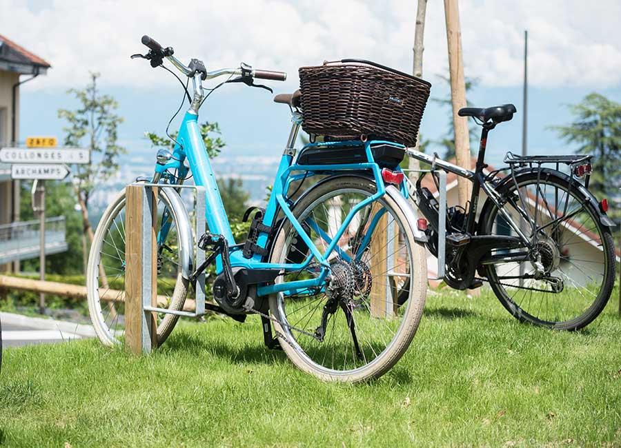 Parc vélos UNIVERS conçu et fabriqué par Aréa mobilier urbain