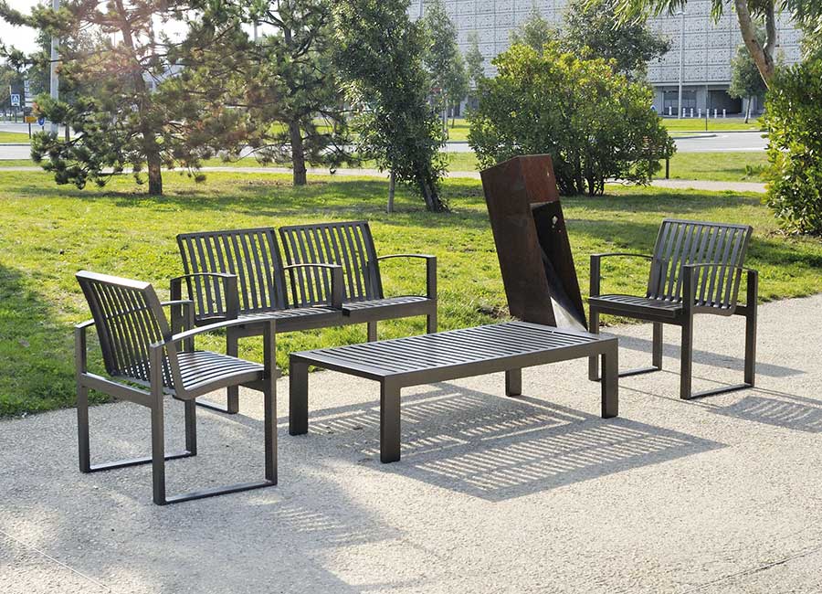 Table basse NEWPORT conçu et fabriqué par Aréa mobilier urbain