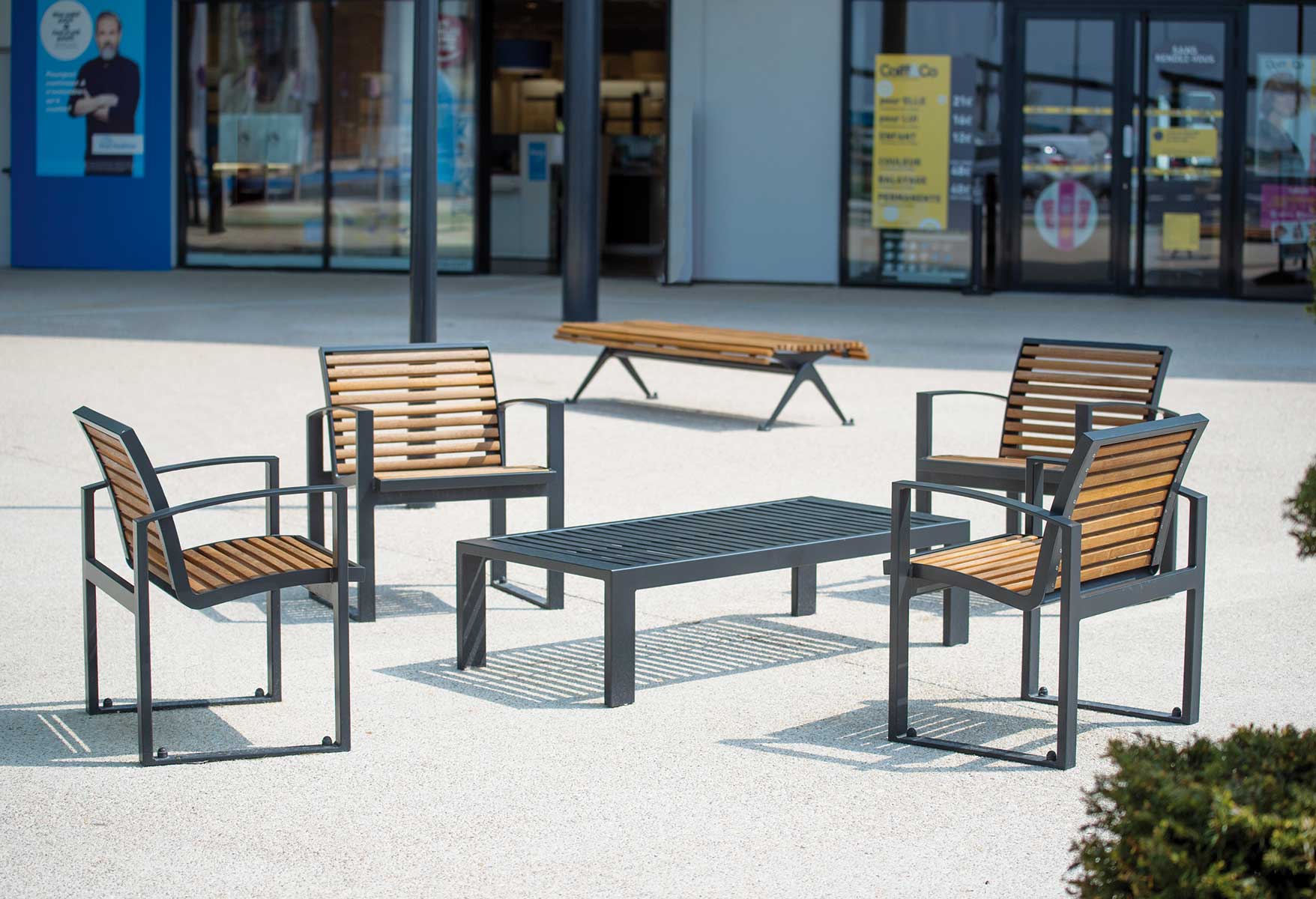 Table basse NEWPORT conçu et fabriqué par Aréa mobilier urbain