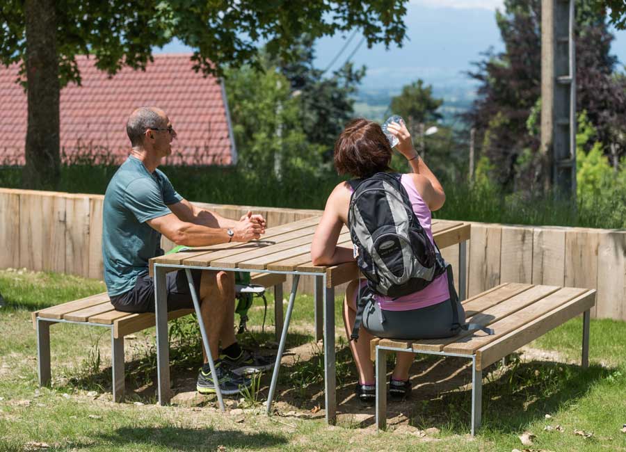 Ensemble de pique-nique ATLANTIQUE BOIS conçu et fabriqué par Aréa mobilier urbain