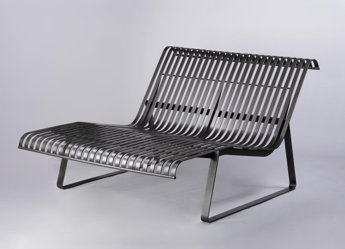 Grande chaise longue MIRAMAR conçu et fabriqué par Aréa mobilier urbain