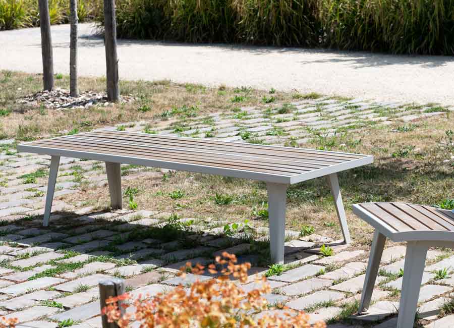 Banc simple ATLANTA BOIS conçu et fabriqué par Aréa mobilier urbain