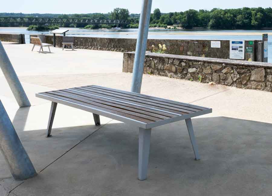 Banc simple ATLANTA BOIS conçu et fabriqué par Aréa mobilier urbain