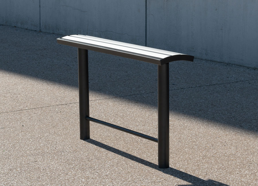 Assis-debout Halifax aluminium conçu et fabriqué par Aréa mobilier urbain