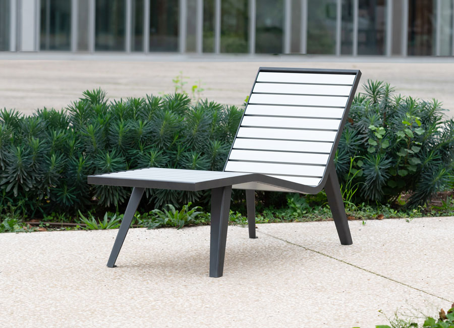 Chaise longue Michigan aluminium conçu et fabriqué par Aréa mobilier urbain