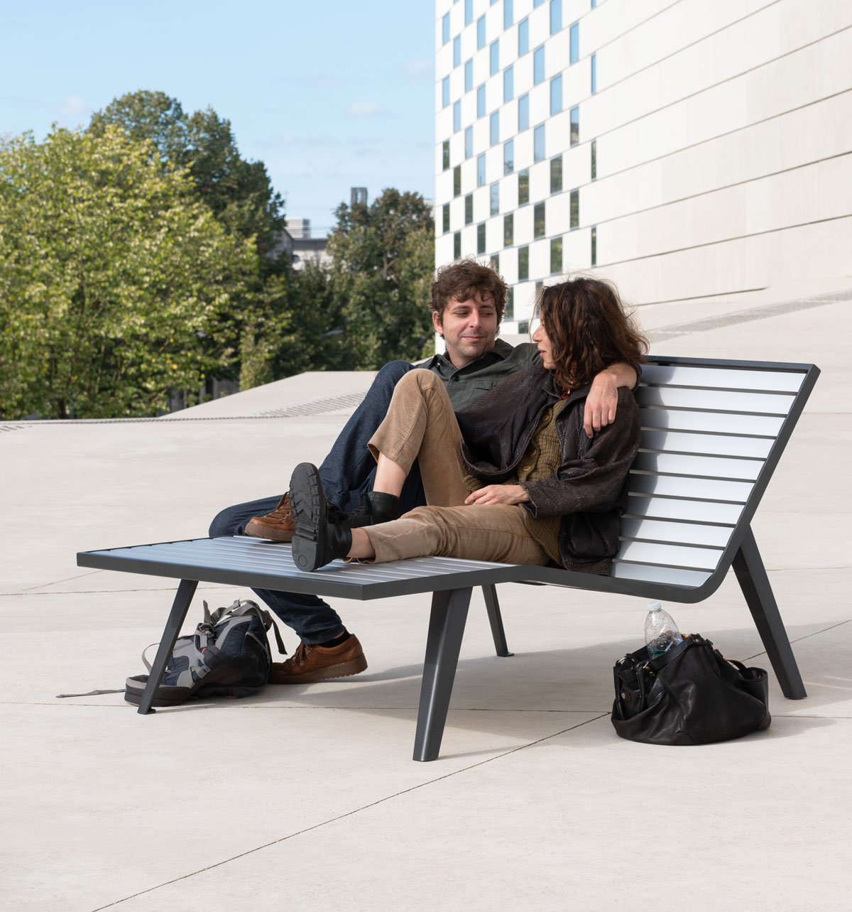 couple sur la Grande chaise longue Michigan aluminium conçu et fabriqué par Aréa mobilier urbain