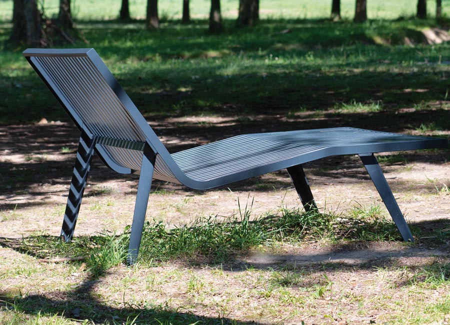 Grande chaise longue MICHIGAN conçu et fabriqué par Aréa mobilier urbain