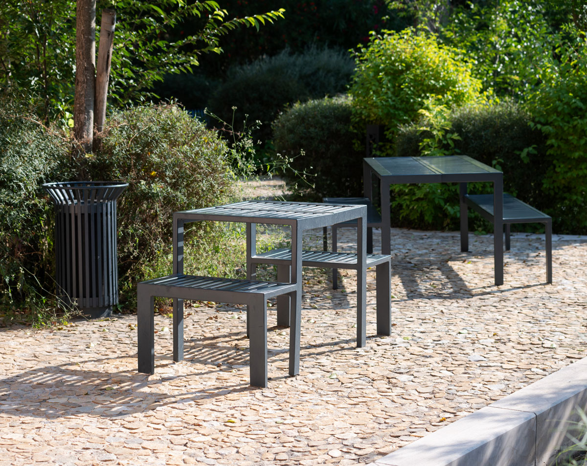 Table banc SOFIA conçue et fabriquée par Aréa mobilier urbain