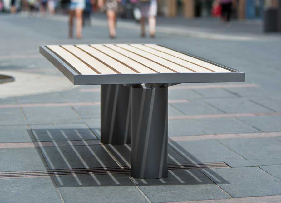 Banc simple TORONTO BOIS conçu et fabriqué par Aréa mobilier urbain