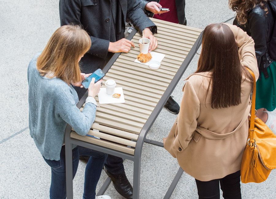 Comptoir NICE BOIS conçu et fabriqué par Aréa mobilier urbain