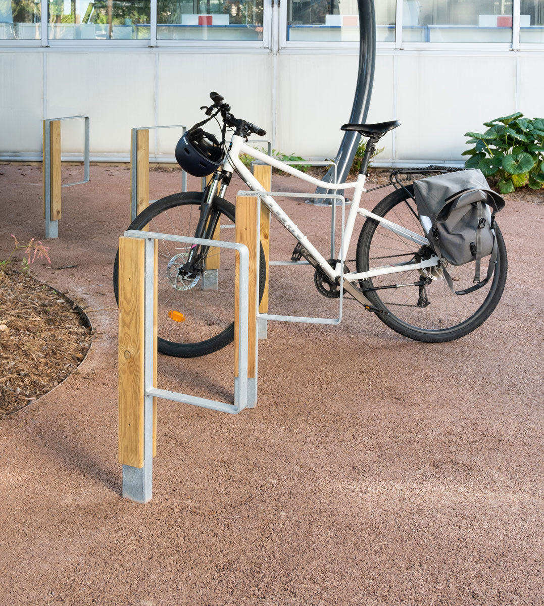 Parc vélos UNIVERS conçu et fabriqué par Aréa mobilier urbain