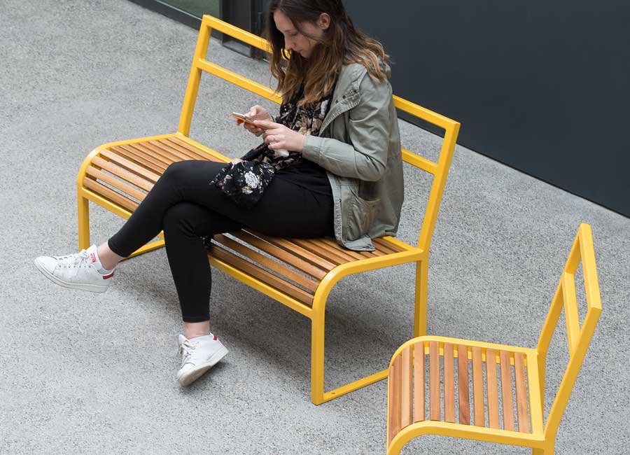 Banc, banquette et comptoir des gammes Antibes et Nice en acier et bois conçus et fabriqués par area mobilier urbain