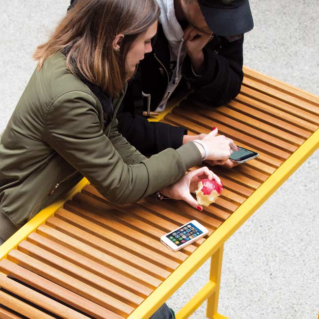 Banc, banquette et comptoir des gammes Antibes et Nice en acier et bois conçus et fabriqués par area mobilier urbain