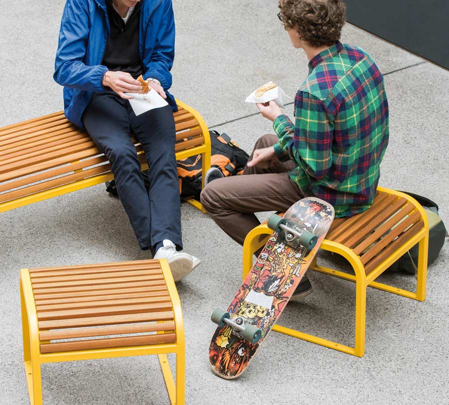 Banc, banquette et comptoir des gammes Antibes et Nice en acier et bois conçus et fabriqués par area mobilier urbain